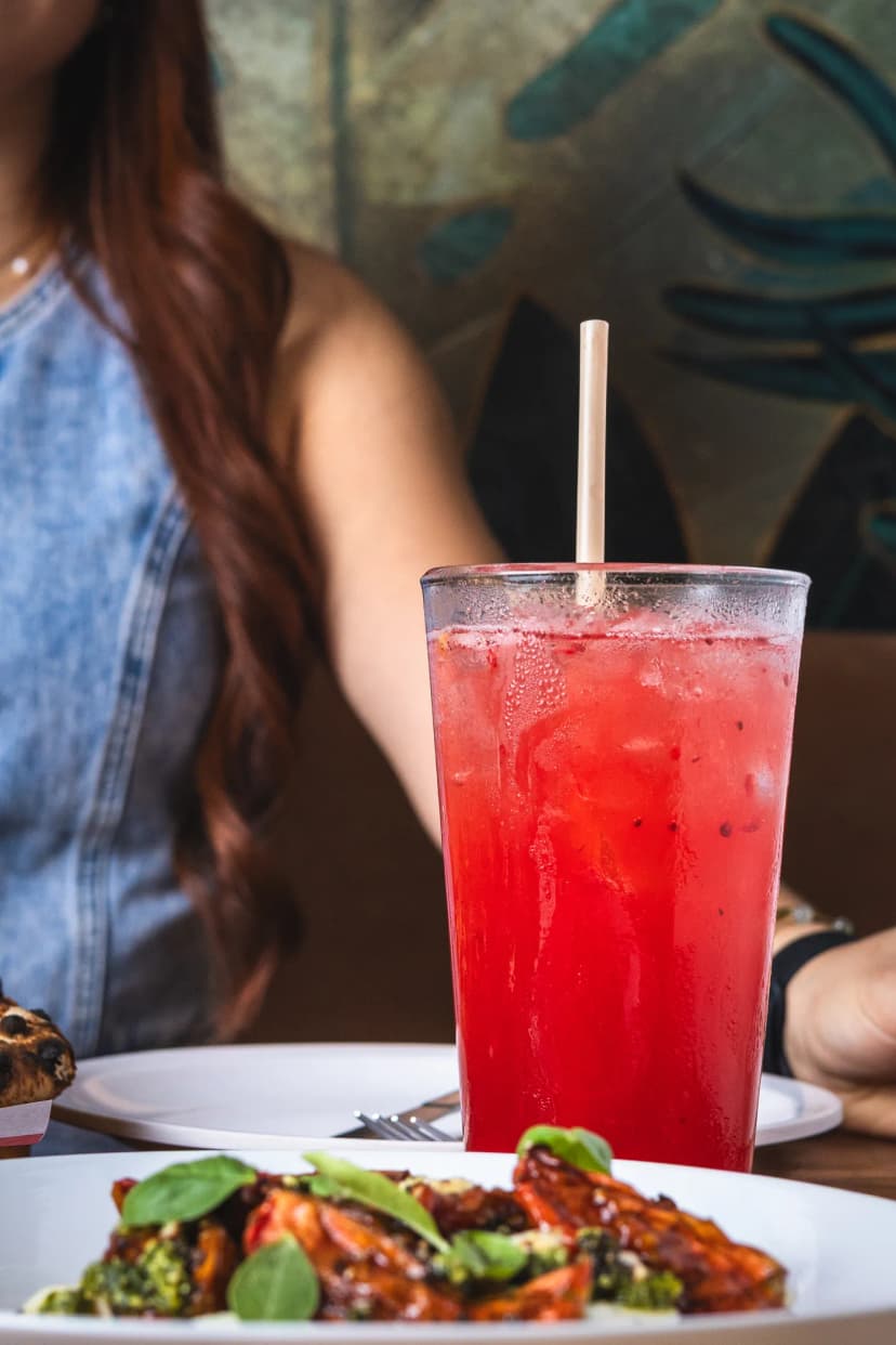Bebidas y entradas en la mesa