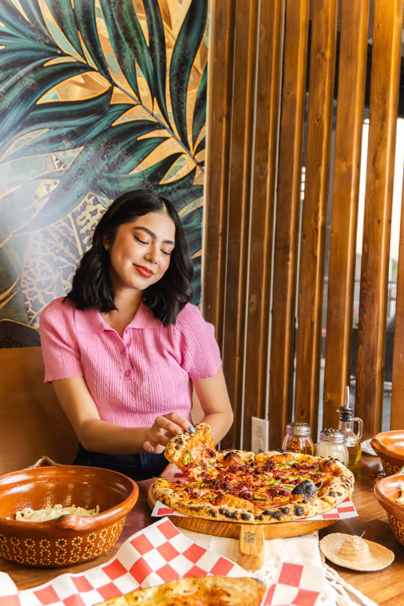 Clienta disfrutando en Alice Pizza