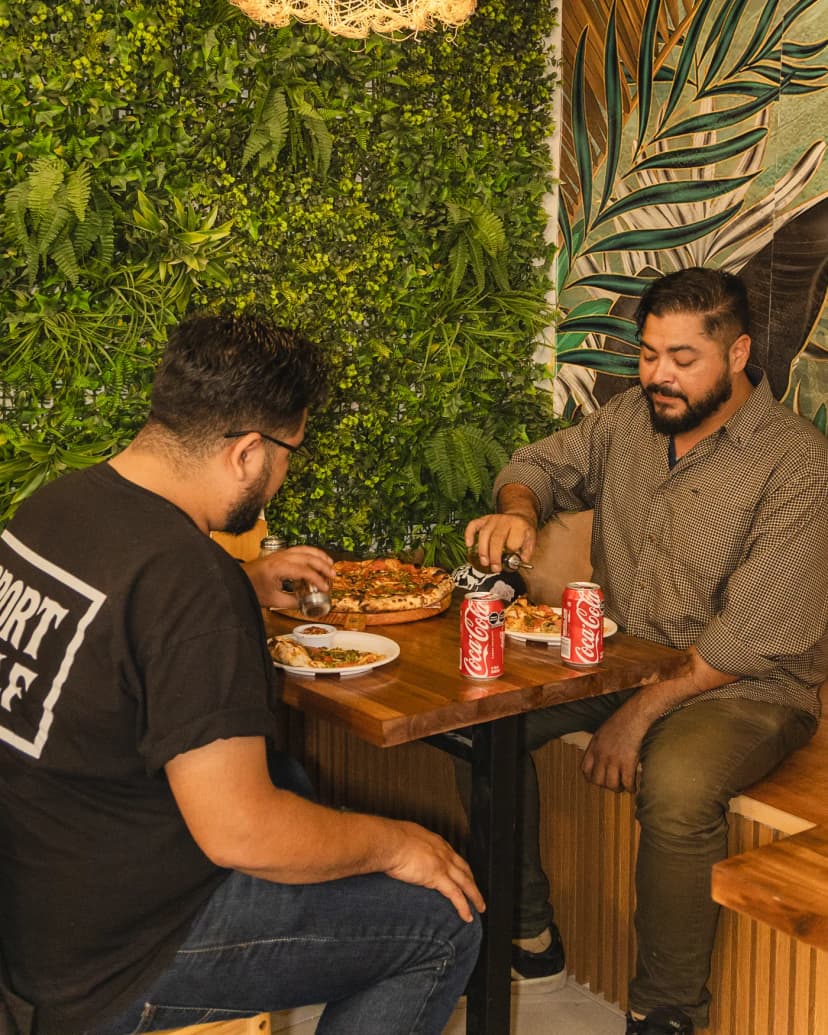 Comensales en la terraza