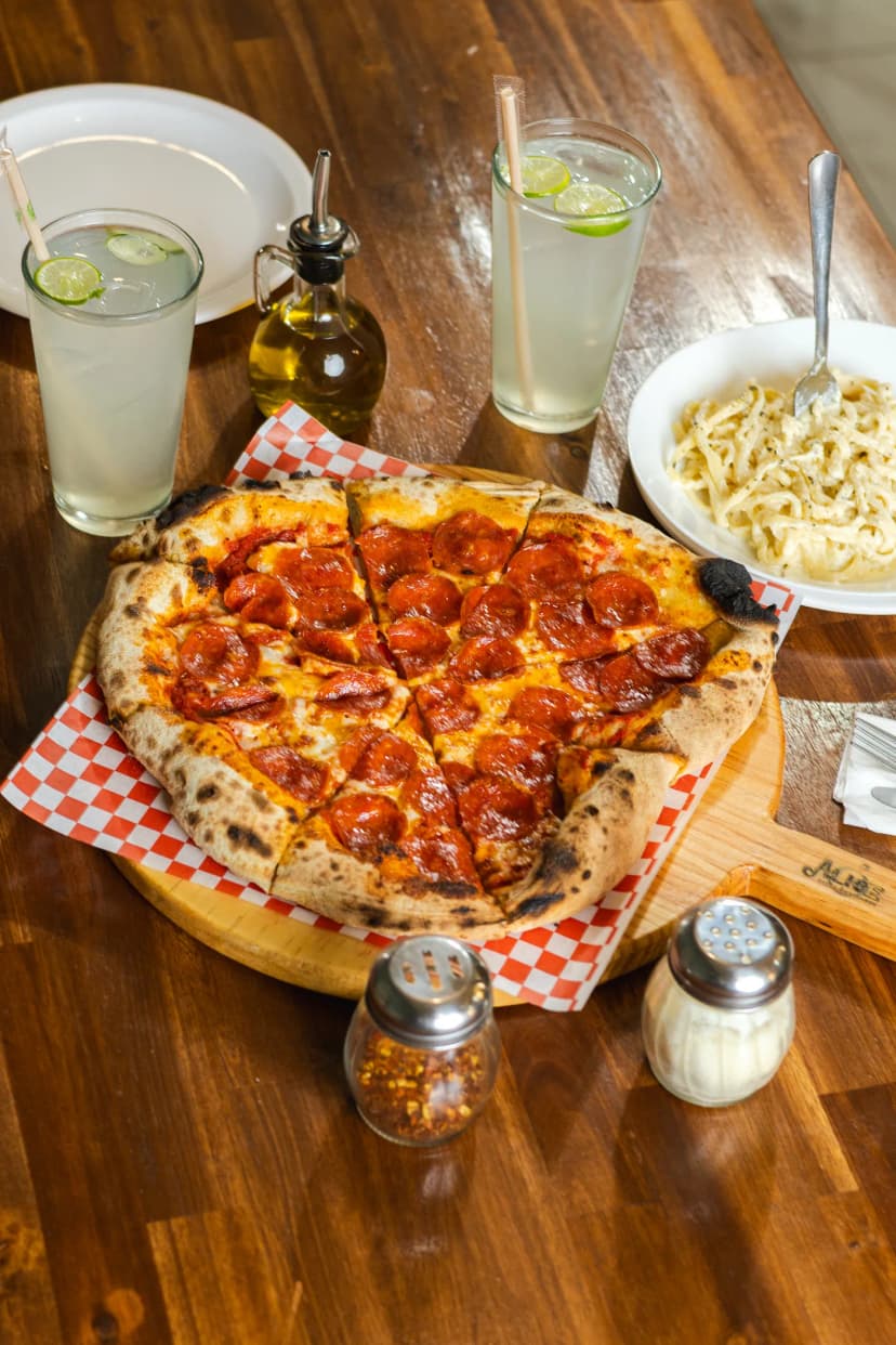 Limonada y pizza en la mesa