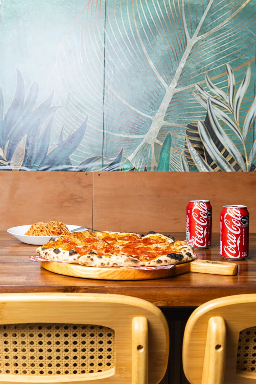 Mesa servida con bebidas
