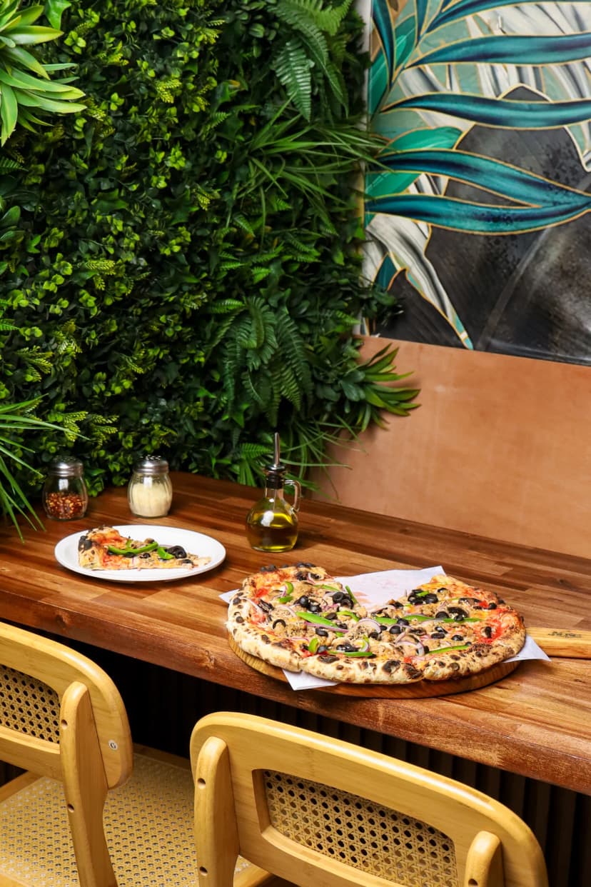 Booth con plantas y pasta